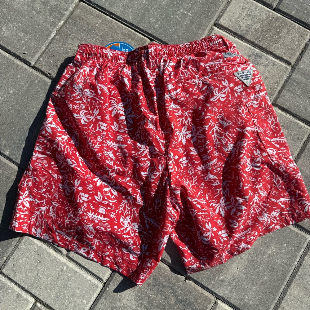 Men’s Columbia swim trunks. 6 inch inseam. Size small.